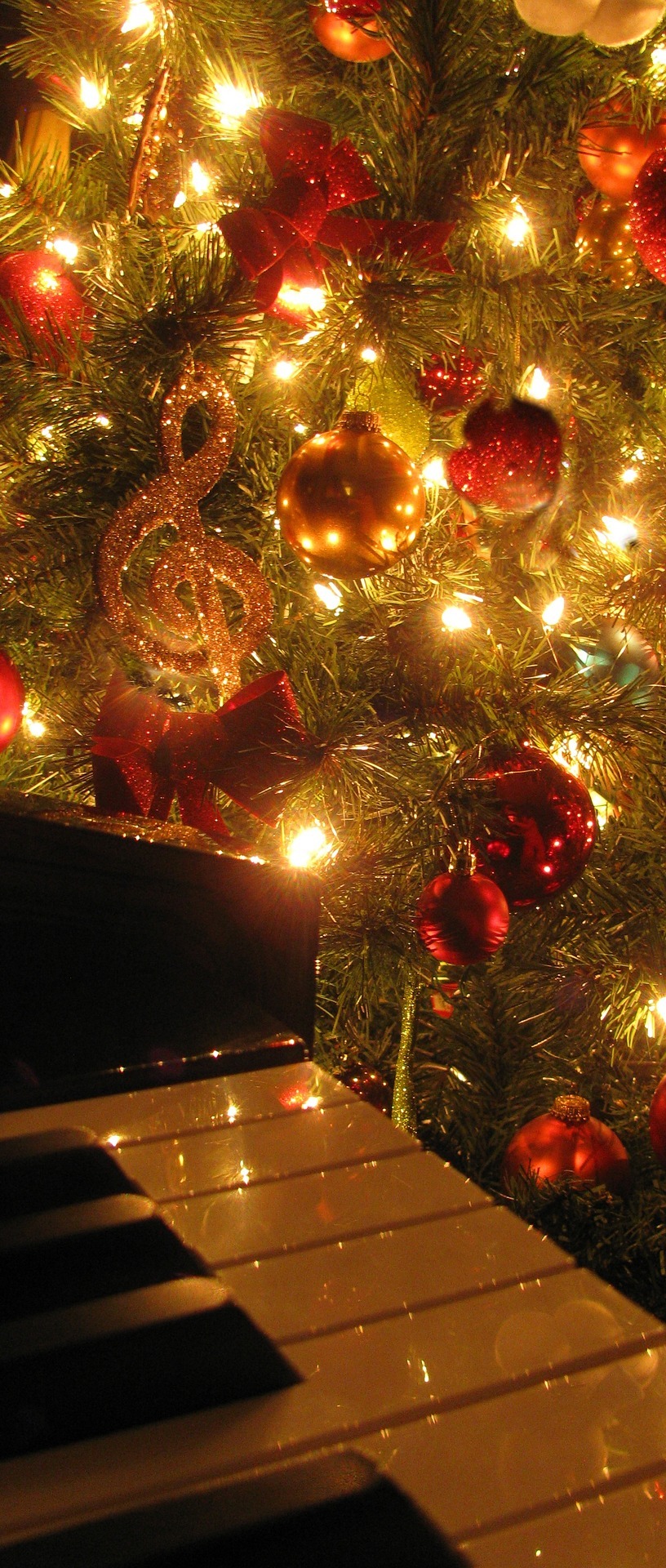 Weihnachtsbaum neben dem Klavier